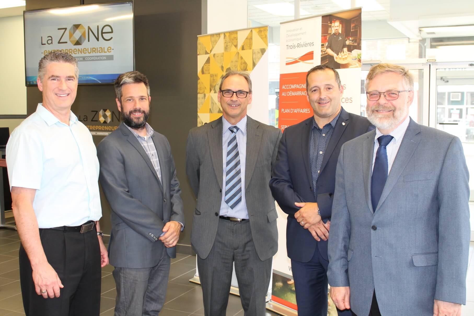 Jean Côté, IDÉTR, Alain Rivard, Services aux entreprises, Robert Champagne, directeur de la Formation continue et du service aux entreprises, Louis Gendron, directeur général du Cégep de Trois-Rivières et Raymond-Robert Tremblay.