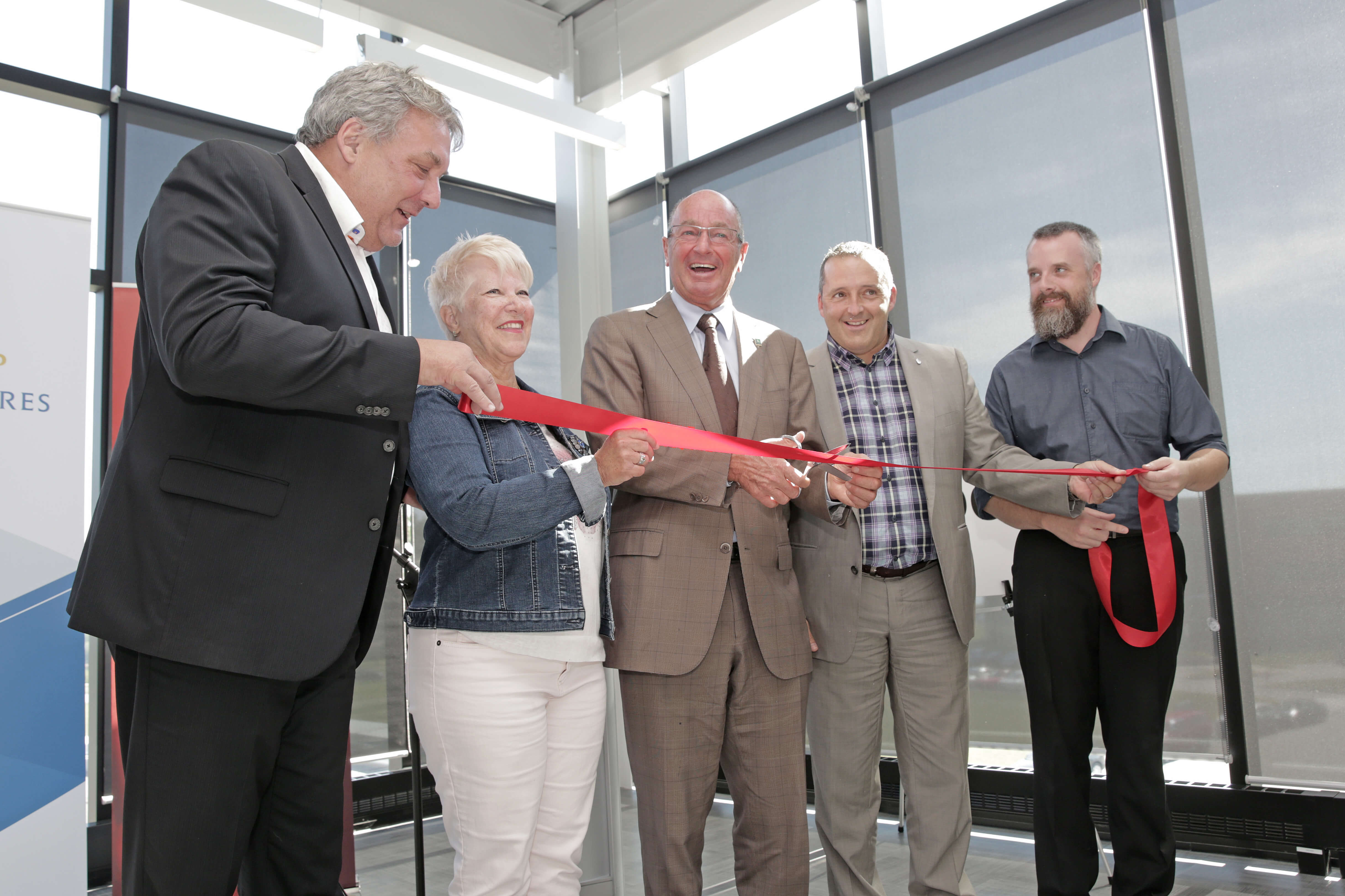 Dans l'ordre habituel : Mario De Tilly, directeur général IDE Trois-Rivières, Rosemarie Dallaire, conseillère à l'innovation IDE Trois-Rivières, Yves Lévesque, maire Trois-Rivières, Louis Gendron directeur général Cégep Trois-Rivières et Jean-Philippe Chenel, directeur Parc Micro Sciences.