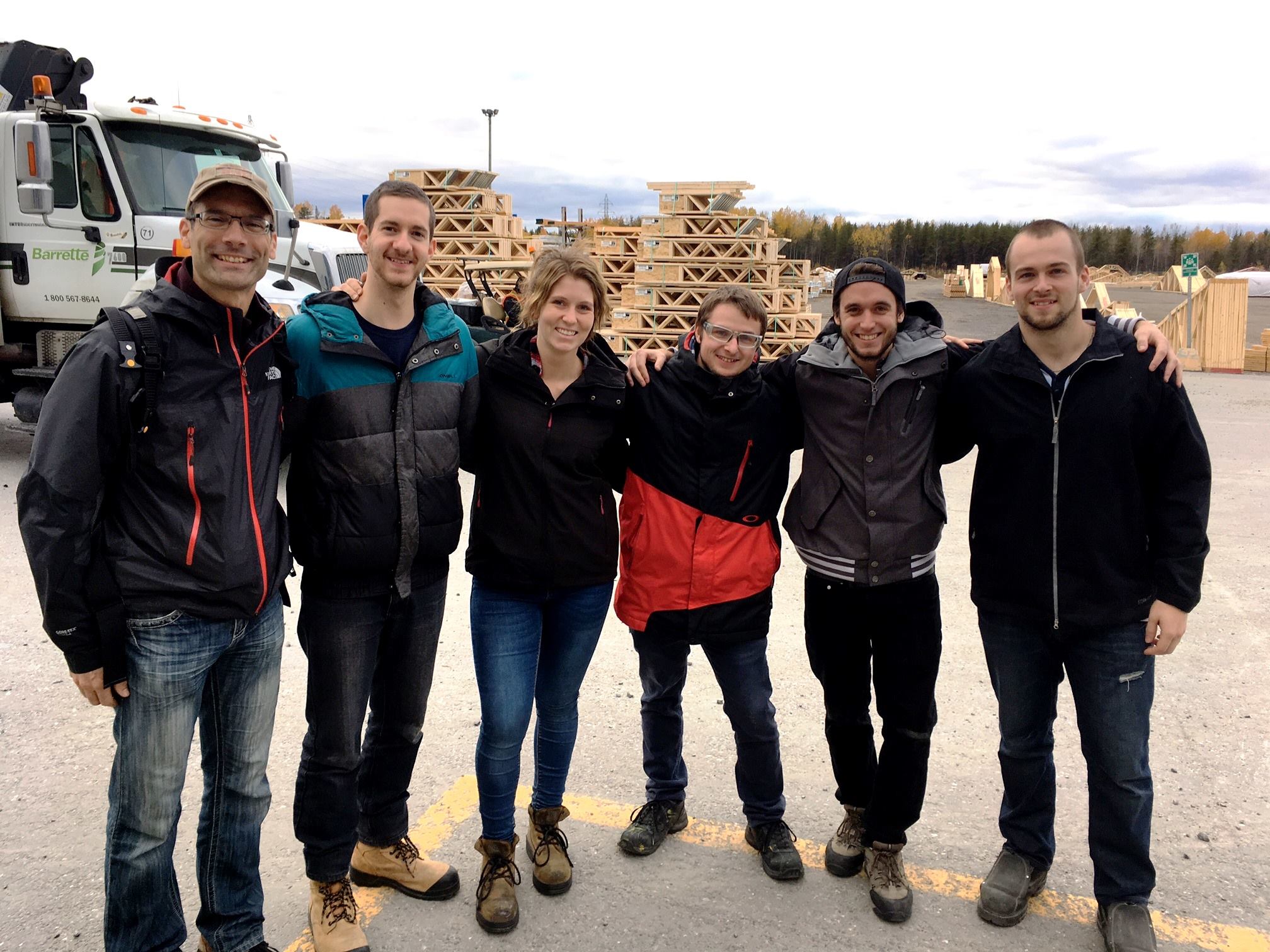 Des étudiants en Électronique industrielle en stage dans le stationnement de Barrette Structural