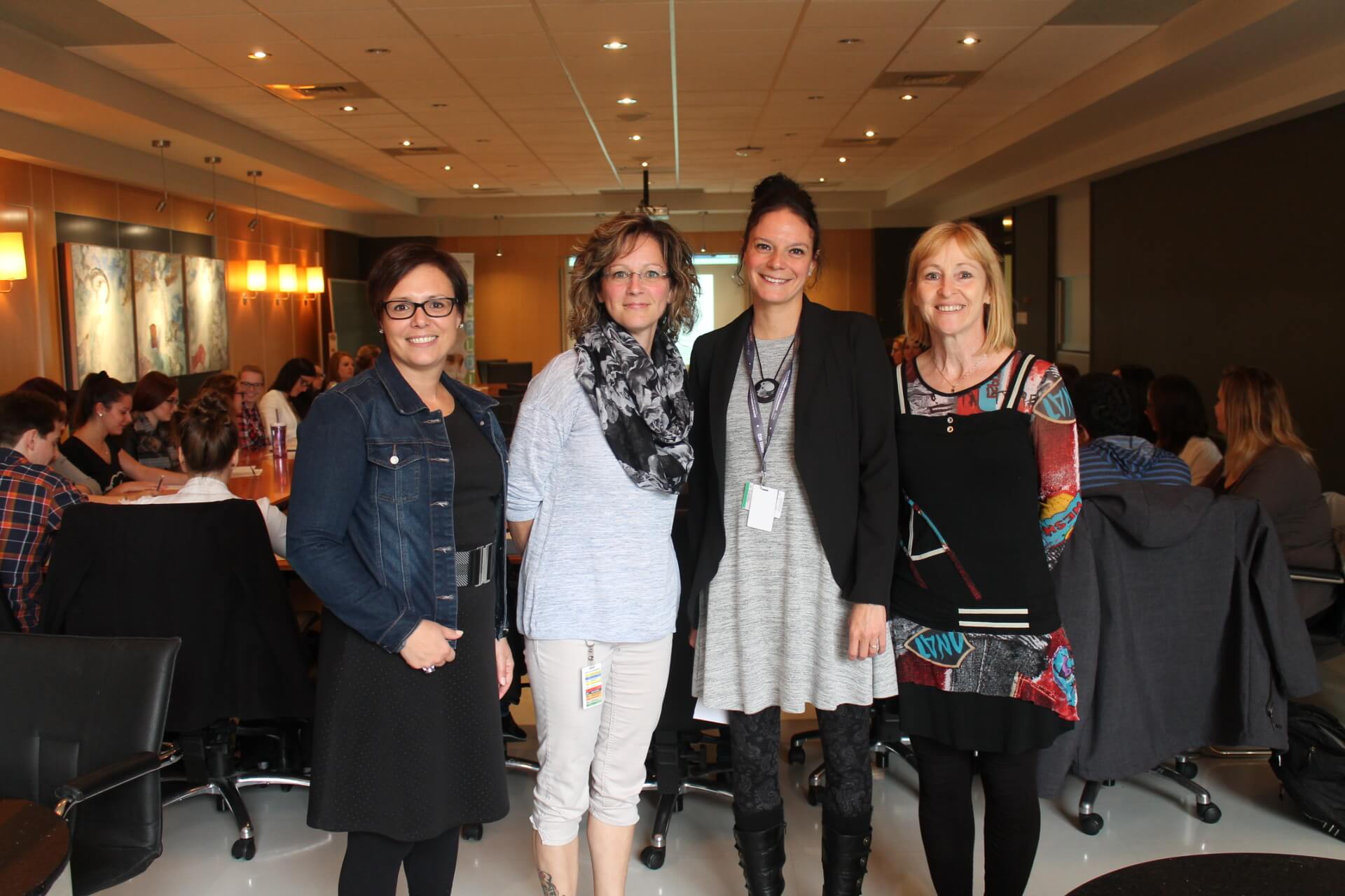 Lucie Thibeault et Valéry Lehoux du CIUSSS MCQ, entourées de Caroline Hamel et Florence Vincent du Service de placement. Absente de la photo : Patricia Lapierre