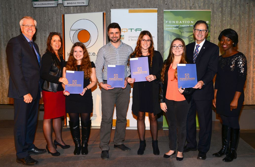 M. Daniel McMahon, recteur de l’UQTR, Mme. Chantal Durocher, représentante du Fonds C.E.U, Virginie Lamothe, David Cloutier-Pellerin, Emmy Marchildon, Brenda Lynch, M. André St-Onge, président du CA de la Fondation de l’UQTR et Mme. Bénédicte N’Dri, directrice générale de la Fondation du Cégep de Trois-Rivières.