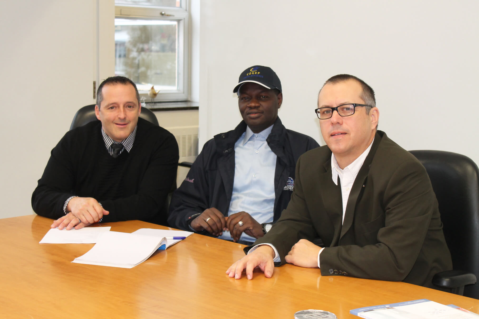 Dans l'ordre habituel, Louis Gendron, directeur général du Cégep de Trois-Rivières, M. Souleymane Touré, proviseur du Lycée Technique et Commercial El Hadj Abdoulaye Niasse (LTCEAN) de Kaolack et Denis Rousseau, directeur des études au Cégep de Trois-Rivières.