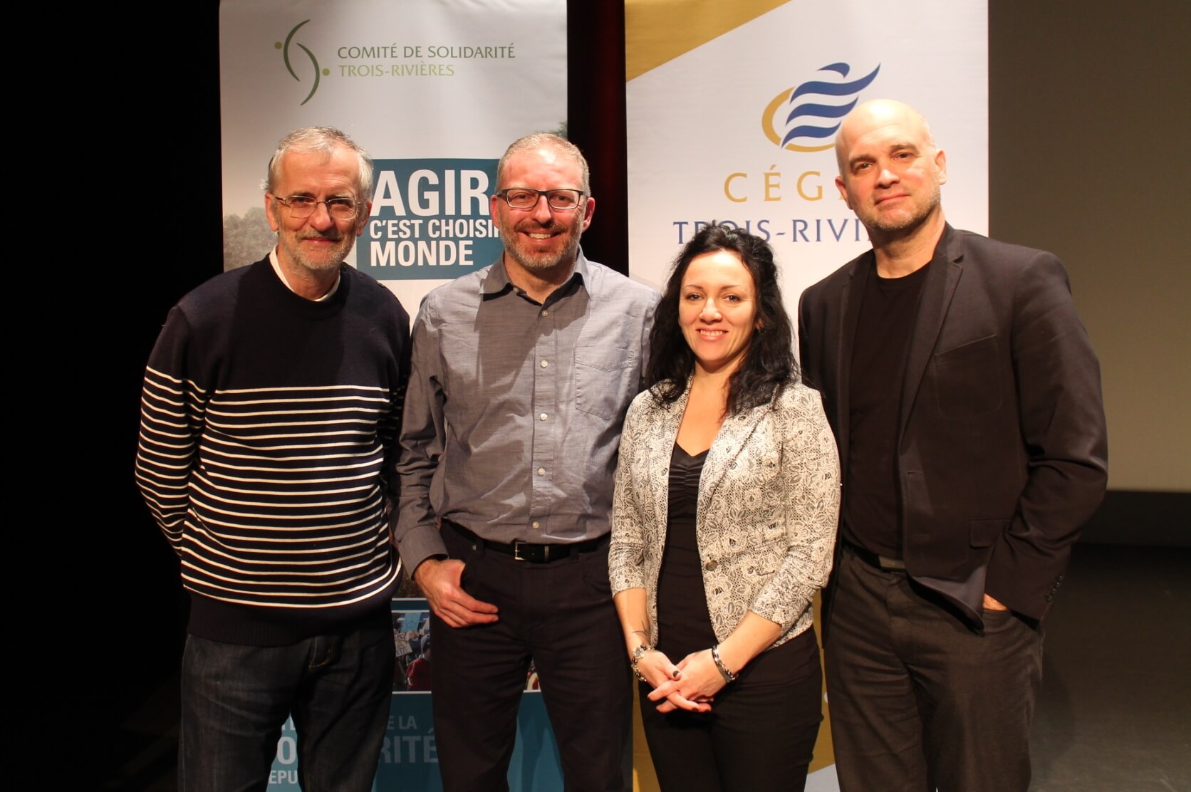 Dans l'ordre habituel : Jean-Claude Landry, président du conseil d’administration du Comité de Solidarité Trois-Rivières, Karel Mayrand, conférencier, Madelaine Rouleau, enseignante au département de Géographie, histoire et politique et animatrice de la soirée et Jean Fournier, enseignant et représentant du Syndicat des professeurs et professeures.