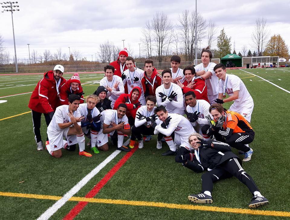 L'équipe masculine de soccer Diablos en compagnie de leur entraineur Pierre-Alexandre Boisvert.