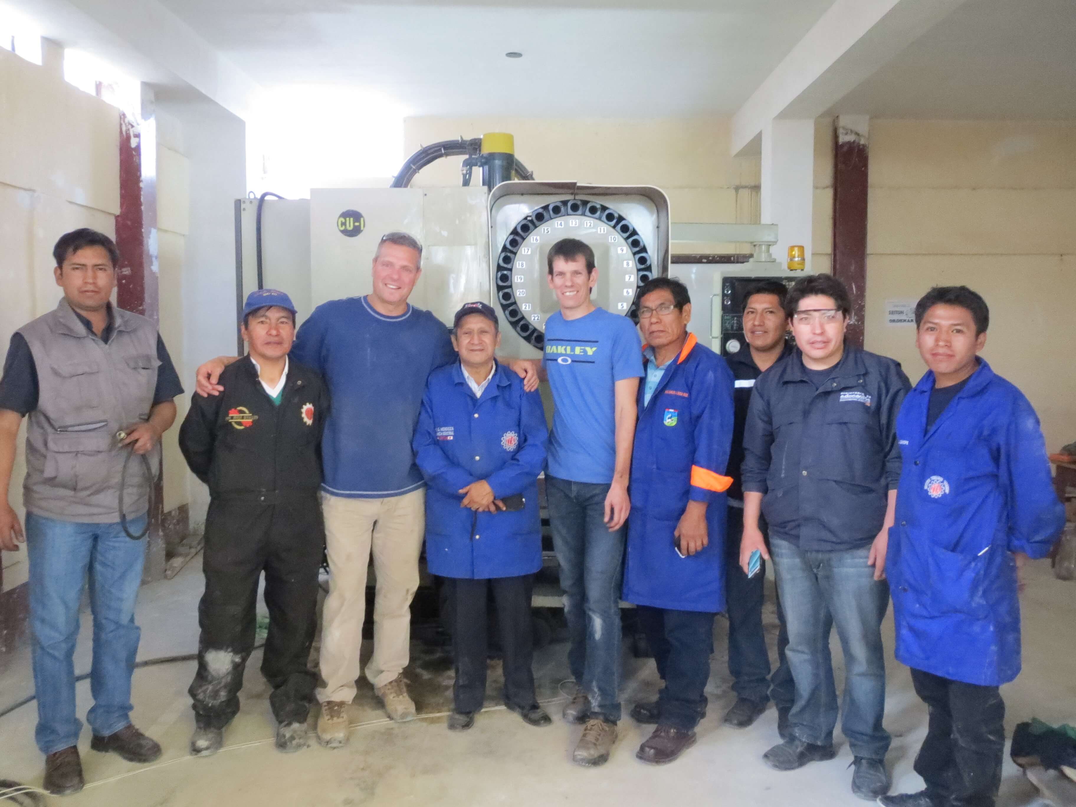 Philippe Dubé et Richard Bolduc, du département de Génie mécanique entourés des enseignants de la Bolivie à l’Institut technique Ayacucho de La Paz.