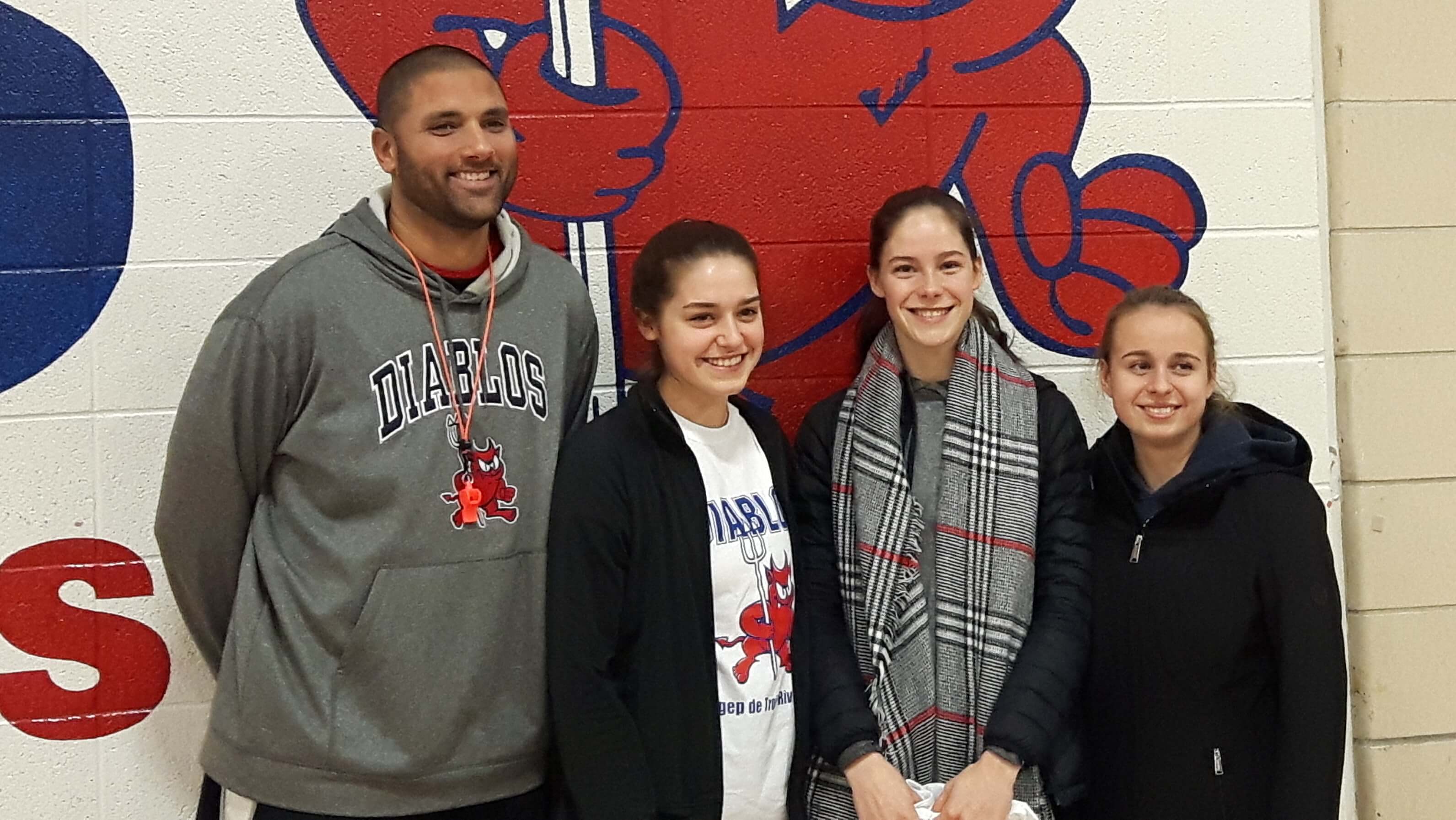 Les recrues de l'équipe Diablos basketball en compagnie de leur entraineur Faisal Docter.