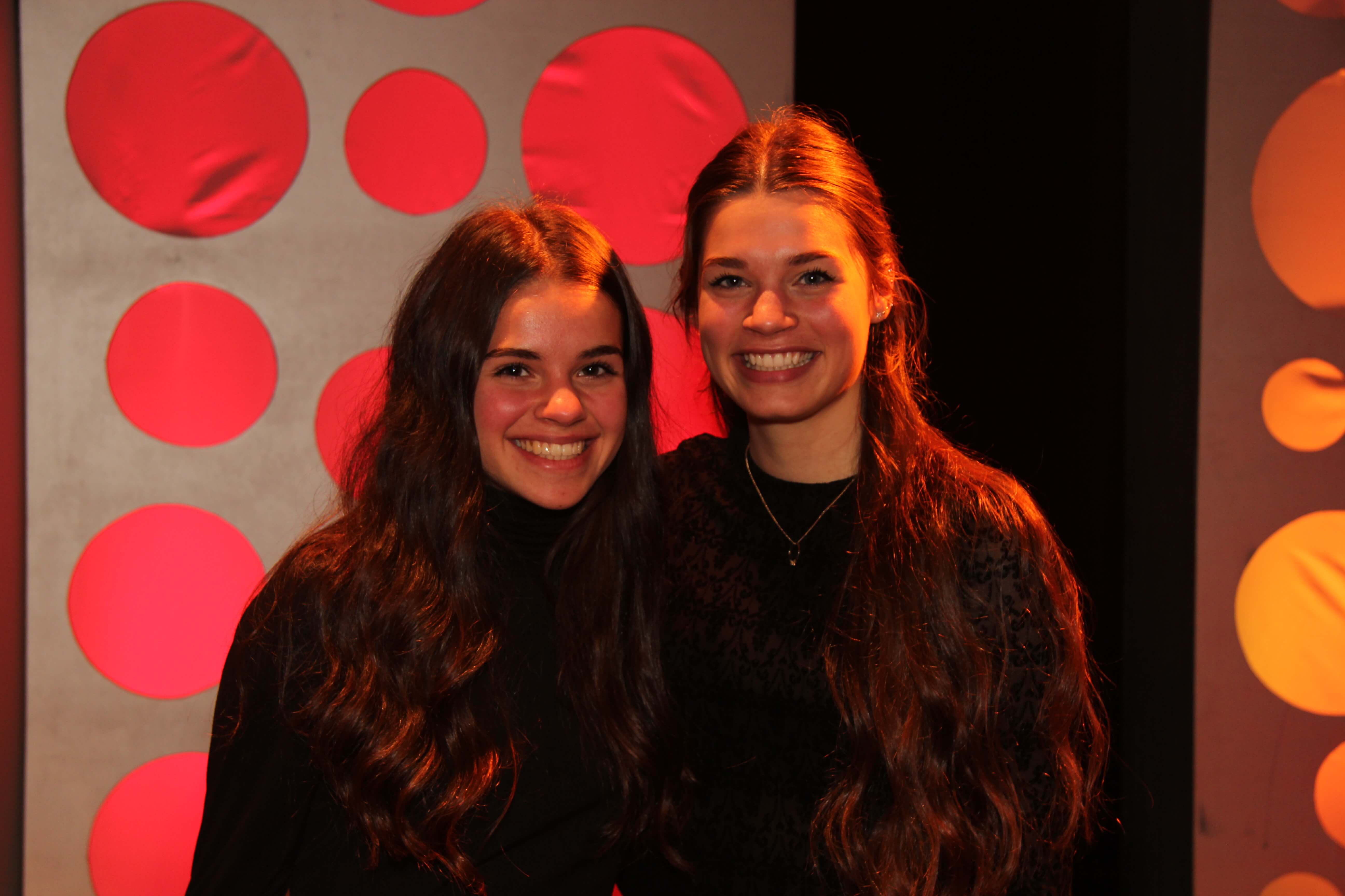 Les sœurs Samie et Lily Cloutier gagnantes de la finale locale de Cégeps en spectacle.