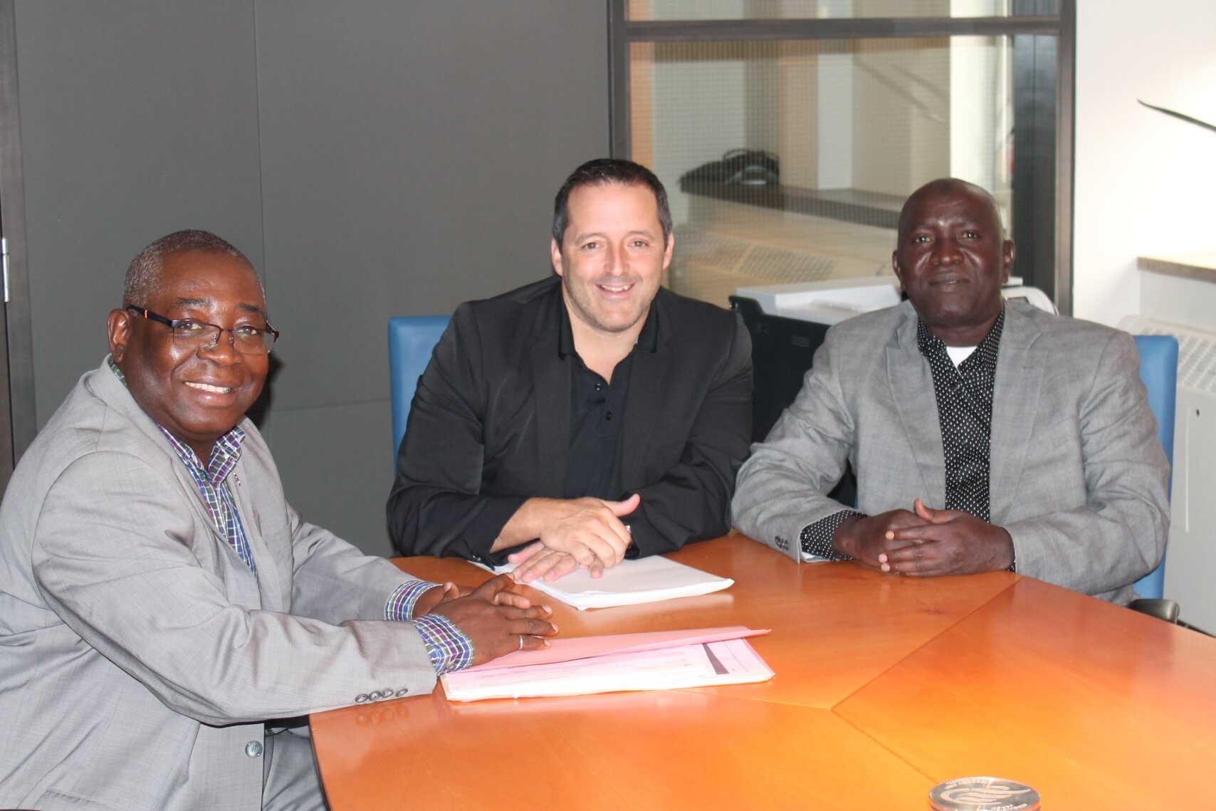 De gauche à droite : Philippe Mpeck coordonnateur du Service de coopération et de développement international, Louis Gendron, directeur général et Zacharia Sall, directeur général du Centre National de Qualification Professionnelle de Dakar-Sénégal.