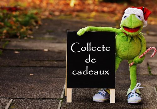 Une annonce Collecte de cadeau - une grenouille avec une canne de Noël