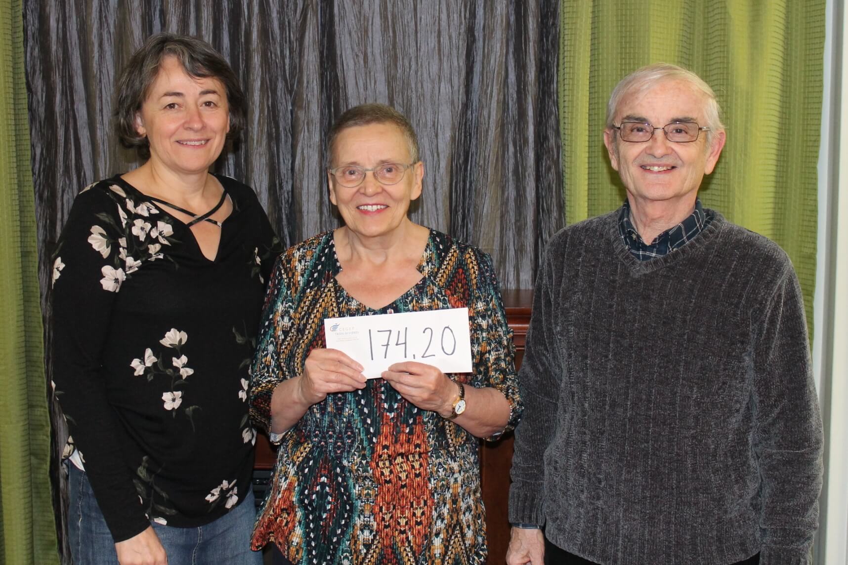 Lise Ouellet, travailleuse sociale, accompagnée de Denise Côté, vice-présidente, et Marcel Gibeault, président de L’Association des retraitées et des retraités du Cégep de Trois-Rivières.