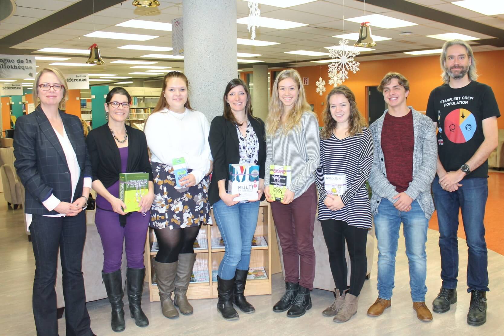 Maryse Saint-Pierre, animatrice linguistique au CARL, les gagnants Isabelle Rivard, Noémie Carbonneau, Geneviève Grenier, Élodie Vertefeuille, Rosalie Baril, Victor Barakett et Mathieu Gremain, auteur de la dictée. Absente de la photo : Stéphanie Roux