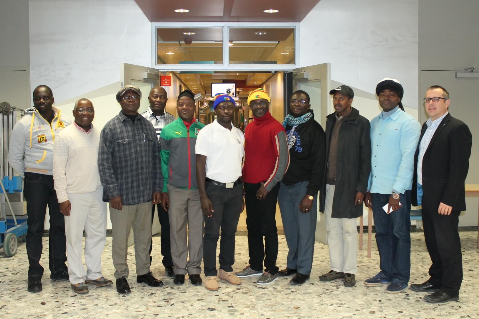 De gauche à droite : Joachim Ndjima Ekango, chef service du marché, Philippe Mpeck, coordonnateur du Service de coopération et développement international, Vincent Ngaleu Toko, maitre d’œuvre rapporteur, Jean Claude Félix Kolo, ingénieur du marché, Henock Njifen, agent chargé de la comptabilité matière, Etienne Steve Dongmo, prestataire, Abraham Yamb, représentant du maitre d’ouvrage, Théophile Eloundou Mvondo, représentant de la direction dénérale de contrôle des marchés publics, Daouda Ishaga, représentant de la direction générale des marchés, des approvisionnements et services, Alain Nkana, président de Numelec et Denis Rousseau, directeur des études.