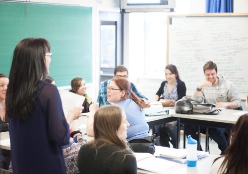 Des étudiants en Techniques de travail social en classe écoutent leur enseignante