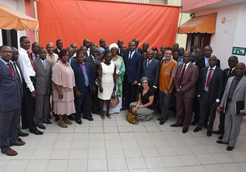Sur la photo : M. Mamadou Touré, secrétaire d’État chargé de l’enseignement technique et de la formation professionnelle, entouré des cadres du METFP et des experts canadiens du Cégep de Trois-Rivières.