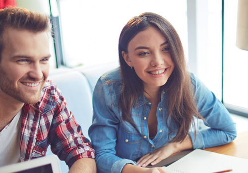 Deux étudiants qui regardent une troisième personne