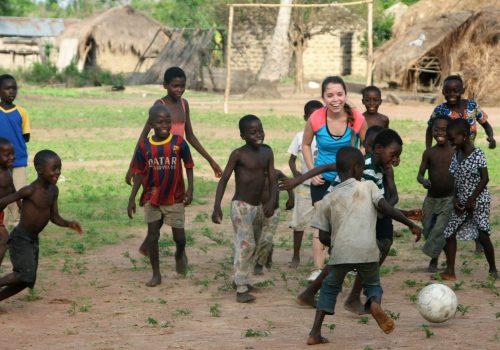 Une étudiante en architecture joue au ballon avec des enfants du Togo Crédit photo : Daniel Provencal, diplômé du Cégep de Trois-Rivières