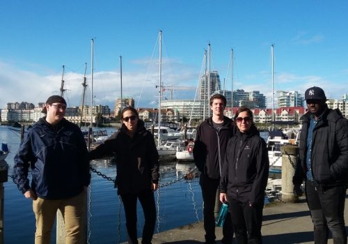 Des étudiants en logistique en stage à Vancouver dans une marina Vancouver