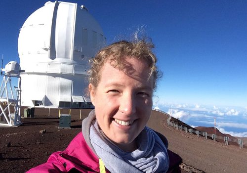 Marie-Ève Naud devant l'observatoire du cégep de TR