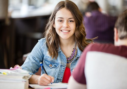 Prospectus 2017-2018 - Photo d'un étudiante qui écrit dans un cahier