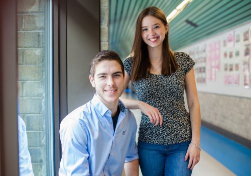 Prospectus 2017-2017 - Un étudiant assis et une étudiante debout