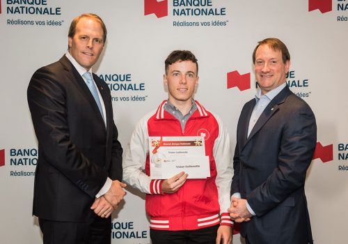 Tristan Guillemette recevant la bourse du Programme de bourses Banque Nationale au sein de la Fondation de l’athlète d’excellence du Québec
