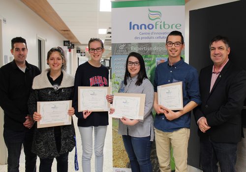 Marc-André Déry, enseignant-chercheur en biologie, Dominique Vigeant, Valérie Tremblay, Élizabeth Lamothe, Samuel Thiboutot et Mario Parenteau, directeur d'Innofibre