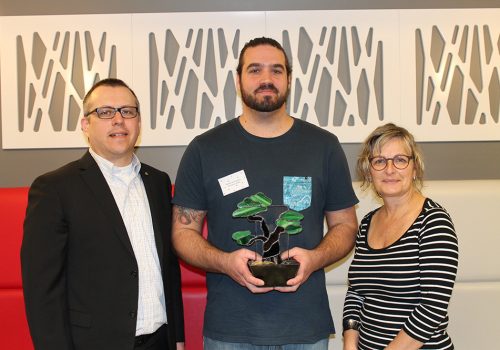 Denis Rousseau, directeur des études, Mickel McCaugry, lauréat du Prix Diane Lafrance et Luce Doré, coordonnatrice du département de Techniques de travail social