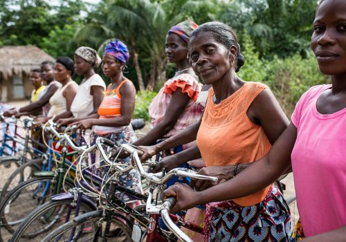 Groupe de femmes du Togo ayant reçu un vélo par le biais de l’une des collectes