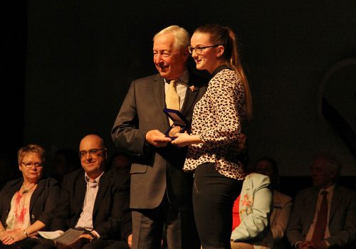 Carrie-Ann Auger lors de la remise de la Médaille du Lieutenant-gouverneur du Québec pour la jeunesse