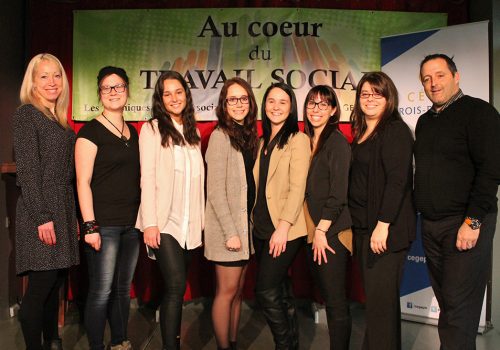 Audrey Lacour, enseignante de Travail social, les étudiantes Catherine Perreault, Paméla Tremblay, Audrey Gervais, Bianka Thibeault et Marie-Ève Lacrois, Caroline Guay, enseignante de Travail social et représentante de la Démarche des premiers quartiers de Trois-Rivières, ainsi que Louis Gendron, directeur général du cégep.