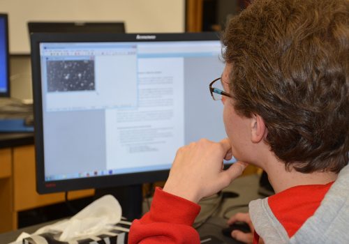 Un étudiant regarde une image d'astronomie sur son ordinateur
