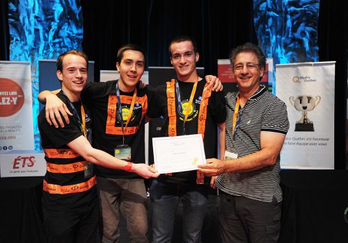 Charles Chapdelaine, Alexandre Leblanc et Kevin Beaudry reçoivent le Prix du défi des mains de M. Yvon Fortin Photo : Sandrine Gilbert