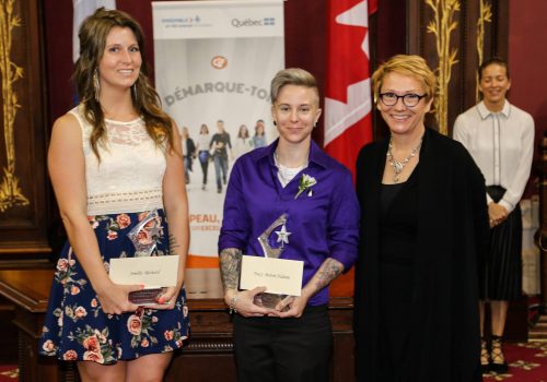 Mme Catherine Ferembach, sous-ministre associée chargée du Secrétariat à la condition féminine au ministère de l’Économie, de la Science et de l’Innovation, remet les deux prix Technologies de pointe aux lauréates Amélie Richard et Tracy Boivin Nadeau. Photo : Brigitte Thériault