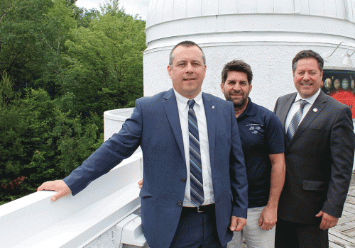 A l'observatoire du cégep de TR, Denis Rousseau, directeur des études (Cégep Trois-Rivières), Alain Bourbonnais, gestionnaire du Vieux presbytère, M. Pierre-Michel Auger, député de Champlain