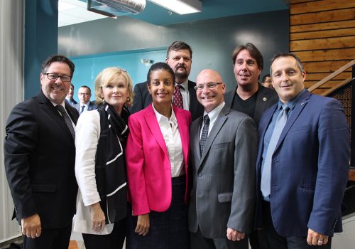 Dans l'ordre habituel : Pierre-Michel Auger, député Champlain, Julie Boulet, ministre du Tourisme et responsable de la Mauricie, Dominique Anglade, ministre de l'Écononie et responsable de la Stratégie numérique, Gheorghe Marin, directeur CMQ, Jean-Denis Girard, député Trois-Rivières, Marc H.-Plante, député Maskinongé et Louis Gendron, directeur Cégep Trois-Rivières