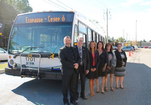 Devant un autobus Ecopasse- Louis Gendron, directeur général, Cégep de Trois-Rivières, André Noël, président, STTR, Annie Villemure, vice-présidente du CA, Cégep de Trois-Rivières, Sonya Auclair, présidente du CA, Transport collectif de la MRC des Chenaux, Janyne Héroux, DG Transport collectif de la MRC des Chenaux ainsi que Vallérie Bellerose, directrice générale du service de Transports collectifs de la MRC de Maskinongé.