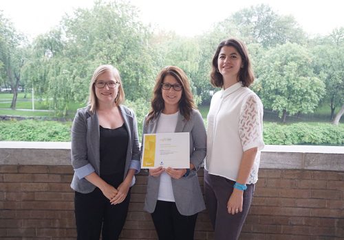 Catherine Gauthier, directrice générale d’ENvironnement JEUnesse, Isabelle Philibert, technicienne en loisirs au Cégep de Trois-Rivières et Raphaëlle Devatine, chargée de projet aux certifications