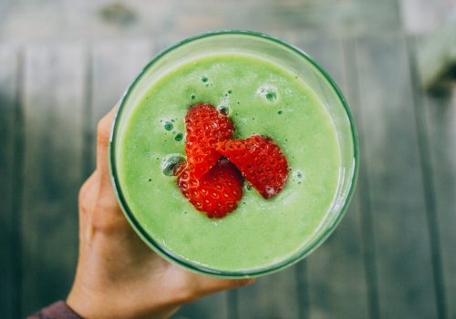 Bol de smoothie vert avec 3 fraises