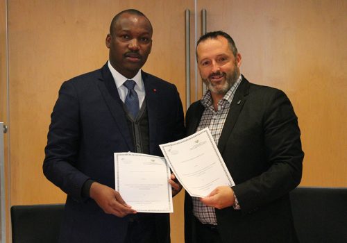 Monsieur Mamadou Touré, secrétaire d’État et Louis Gendron, dg du cégep TR - Entente de coopération entre le cégep TR et la Côte d'Ivoire
