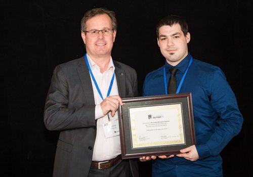 Sylvain Perras, directeur et CIO, Service des technologies de l’information, Ville de Montréal; président d'honneur de la soirée et Francis Mongrain-Therrien, étudiant en DEC-Bac en informatique, récipiendaire de la bourse Réseau Action TI.