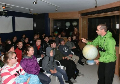 L’enseignant Daniel Daoust expliquant les différentes méthodes d’observation du ciel avant de se diriger sur la terrasse.