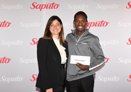 Mme Sandy Vassiadis, vice-présidente Communications et responsabilité corporative chez Saputo et William Gagnon, étudiant-athlète au Cégep de Trois-Rivières. Crédit photo : © Groupe NH Photographes