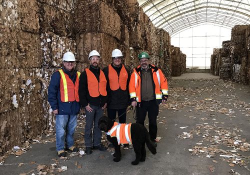 René Hould (enseignant), Bruno Blouin, Kamal Kobaa, Pierre Bruyère (responsable chez Kruger Recyclage) et Sookie.