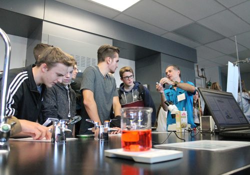 Portes ouvertes 2017 - Des visiteurs dans un laboratoire