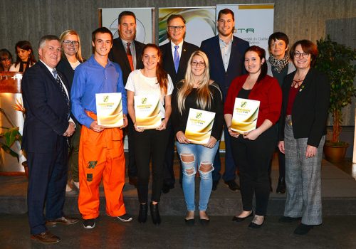 M. Daniel Milot, directeur général de la Fondation de l’UQTR, Mme Maude Paquette-Normandin, directrice générale de la Fondation du Cégep de Trois-Rivières, Kevin Beaudry, M. Jean Poliquin, conseiller en placement, vice-président et gestionnaire de portefeuille à la Financière Banque Nationale-gestion de patrimoine, Jeanne Cyr, M. André St-Onge, président du conseil d’administration de la Fondation de l’UQTR, Alexandra Mongrain, Ghislain Gervais, conseiller en placement, associé à la Financière Banque Nationale-gestion de patrimoine, Andréa Auclair, Mme Lise Guy, membre du conseil d’administration de la Fondation de l’UQTR et Mme Catherine Parissier, vice-rectrice aux études et à la formation de l’UQTR. Absente sur la photo : Noémie Carbonneau.