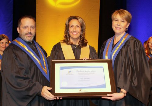 Louis Gendron, directeur général, Cégep Trois-Rivières, Julie Rousseau, diplômée honorifique et Caroline Gauthier, présidente du CA, Cégep Trois-Rivières