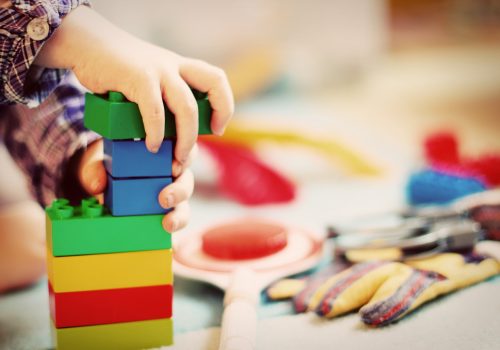 Un enfant joue avec des blocs Lego