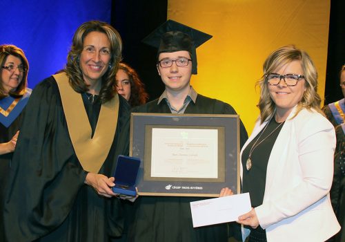 De gauche à droite : Julie Rousseau, médaillée honorifique 2017, Marc-Antoine Lalonde, récipiendaire et Maude Paquet-Normandin, directrice de la Fondation du Cégep de Trois-Rivières