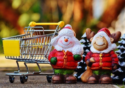 Image Collecte de denrées 2017 - un panier d'épicerie miniature et deux figurines de Noël