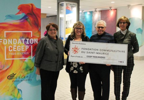 Madame Lise Beaulieu, vice-présidente du conseil d’administration de la Fondation communautaire du Saint-Maurice; Maude Paquette-Normandin, directrice générale de la Fondation du Cégep de Trois-Rivières; Monsieur Roland Désaulniers, membre du Bureau des Gouverneurs de la FCSM et frère du créateur du fonds; Madame Suzanne Ross, membre du conseil d’administration de la Fondation communautaire du Saint-Maurice.